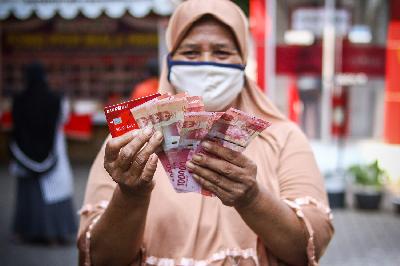 Warga menerima uang bantuan sosial tunai (BST) di Jakarta, 20 Juli 2021. ANTARA/Rivan Awal Lingga