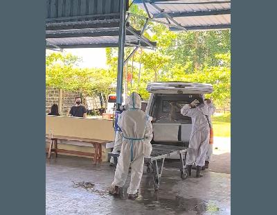 Mobil ambulan membawa 2 peti tiba di Krematorium Pancaka Seroja di Cirebon, Jawa Barat. Istimewa