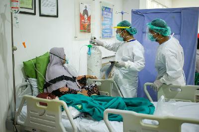 Tenaga medis memeriksa tekanan oksigen kepada pasien Covid-19 di ruang ICU Rumah Sakit Umum Daerah (RSUD) Tipe D Kramat Jati, Jakarta, 8 Juli 2021. TEMPO / Hilman Fathurrahman W