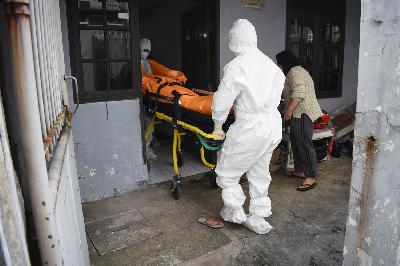 Petugas 119 Dinas Kesehatan mengevakuasi jenazah pasien Covid-19 yang menjalani isolasi mandiri di kediamannya di Bandung, Jawa Barat, 14 Juli 2021. TEMPO/Prima mulia