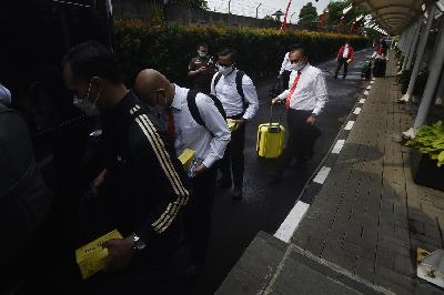 Sekitar 18 dari 24 pegawai KPK yang tak lolos Tes Wawasan Kebangsaan bersiap menuju Universitas Pertahanan Kementerian Pertahanan RI untuk mengikuti Pendidikan dan Latihan bela negara, di gedung Komisi Pemberantasan Korupsi, Jakarta, 21 Juli 2021. TEMPO/Imam Sukamto