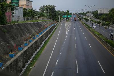 Suasana jalan Tol JORR II saat pembatasan kegiatan masyarakat (PPKM) darurat di  Jakarta, 14 Juli 2021.  TEMPO/Hilman Fathurrahman W