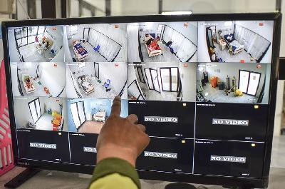 Tenaga kesehatan memantau sejumlah kamar pasien melalui layar monitor di ruang isolasi COVID-19 Rumah Sakit Umum (RSU) Dadi Keluarga, Kabupetan Ciamis, Jawa Barat, 14 Juni 2021. ANTARA/Adeng Bustomi