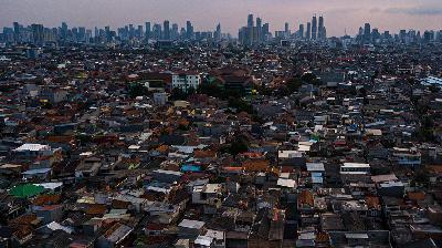 Foto udara kawasan Cempaka Putih Barat yang termasuk zona merah covid 19 di Jakarta, 21 Juli 2021.  Tempo/Tony Hartawan