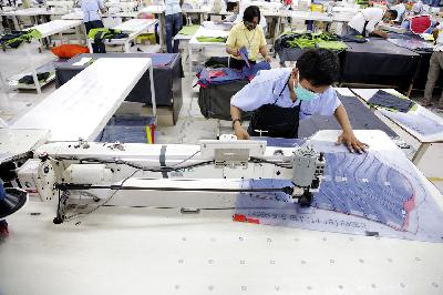 Pekerja melakukan produksi di pabrik garmen, Tangerang, Banten. TEMPO/M. Taufan Rengganis