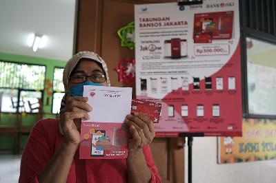 Dinas Sosial Provinsi DKI Jakarta dan Bank DKI menyalurkan bantuan sosial tunai (BST) kepada keluarga penerima manfaat (KPM) di SDN 01 Rambutan, Jakarta. TEMPO/Muhammad Hidayat
