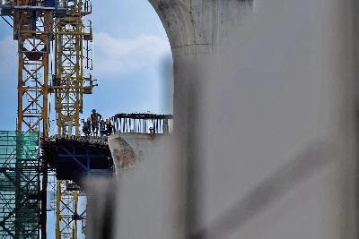 Pekerja menyelesaikan struktur pier proyek Kereta Cepat Jakarta-Bandung (KCJB) di ramp Gerbang Tol (GT) Cikunir 2, Bekasi Selatan, Jawa Barat, 22 Maret 2021. TEMPO/Tony Hartawan