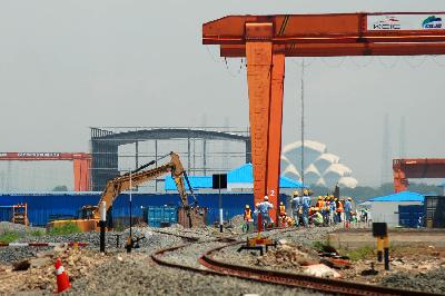 Pekerja menyelesaikan proyek Kereta Cepat Jakarta Bandung di area stasiun dan depo kereta di Desa Cileunyi Wetan, Kabupaten Bandung, Jawa Barat, 25 Maret 2021. TEMPO/Prima Mulia
