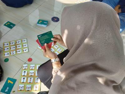 Seorang remaja memainkan permainan Tuntungan Ground Board Game yang dirancang Azzam Habibullah. Dok. Pribadi