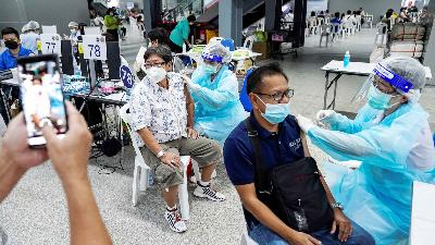 Pemberian dosis pertama vaksin AstraZeneca COVID-19 di dalam Stasiun Bang Sue Grand, Thailand, 21 Juni 2021. REUTERS/Athit Perawongmetha/File Foto