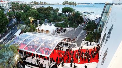 Suasana karpet merah saat pemutaran film Titane di Festival Film Cannes Ke-74, Prancis, 13 Juli 2021. REUTERS/Eric Gaillard