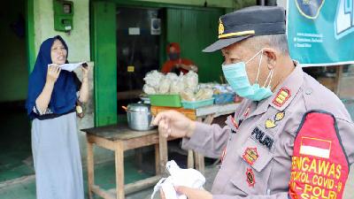 Pemberian masker kepada warga pemilik warung, saat sosialisasi PPKM Darurat di Pekalongan, Jawa Tengah, 5 Juli 2021. ANTARA/Harviyan Perdana Putra