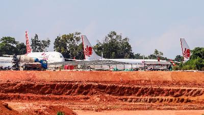 Pesawat Lion Air di area proyek pembangunan pengembangan Kawasan Ekonomi Khusus Batam Aero Technic di Batam, Kepulauan Riau, 25 Juni 2021. ANTARA/Teguh Prihatna