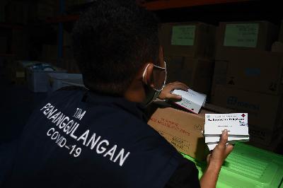 Petugas mengambil obat untuk pasien Covid-19 jenis Azithromycin di instalasi farmasi Dinas Kesehatan Kota Bandung, Jawa Barat, 15 Juli 2021. TEMPO/Prima Mulia