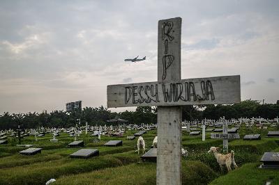 Area pemakaman Covid-19 di TPU Tegal Alur, Jakarta, 23 Juli 2021. TEMPO / Hilman Fathurrahman W