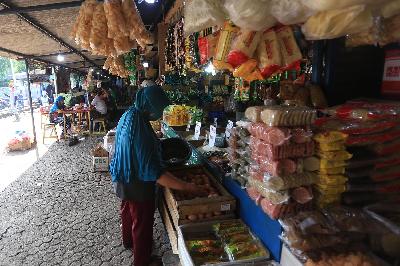 Suasan sepi toko klontong di Pasar Tradisional Munjul, Jakarta, 29 Juni 2021. TEMPO/Subekti