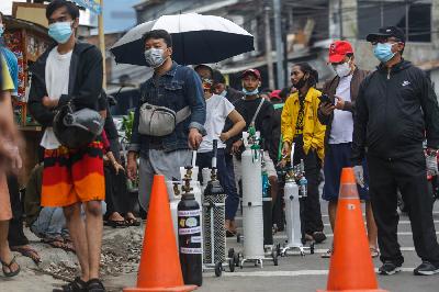 Warga antre isi ulang tabung oksigen di  Manggarai, Jakarta, 14 Juli 2021. TEMPO/ Hilman Fathurrahman W