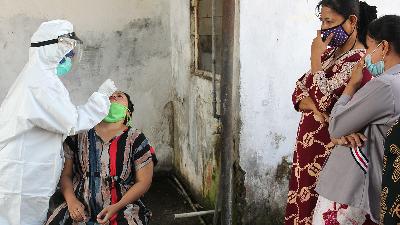 Health officials conduct a PCR swab test for workers at a company in Jalan Kenjeran, Surabaya, East Java, June 9.
Antara/Didik Suhartono
