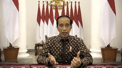 President Joko Widodo giving a press statement at the Bogor Presidential Palace, West Java, July 20. The President announced the extension of the implementation of the emergency Public Activity Restrictions (PPKM) until July 25 and will conduct the opening in stages starting July 26.
Antara/Press Bureau of the Presidential Secretariat
