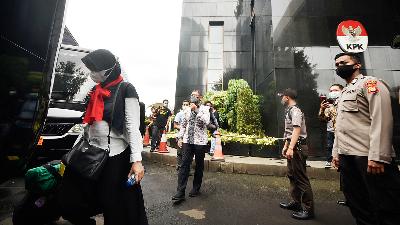 Employees who did not pass the civic knowledge test, are departing from the KPK building in Jakarta, July 21, to take part in the National Defense Education and Training from July 22 to August 30.
Tempo/Imam Sukamto
