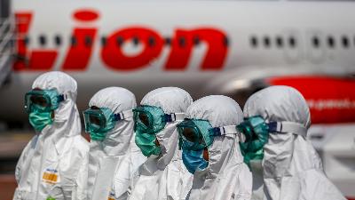  
Workers that would carry out the sterilization process for Lion Air aircraft at Terminal 1 Soekarno Hatta Airport, Tangerang, Banten, in March 2020).
Antara/Fauzan
