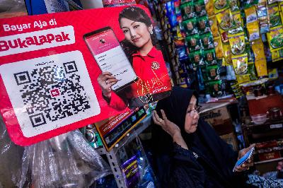 Pemilik toko klontong menjadi Mitra Bukalapak di Kampung Melayu, Jakarta, 10 April 2019. TEMPO/Tony Hartawan