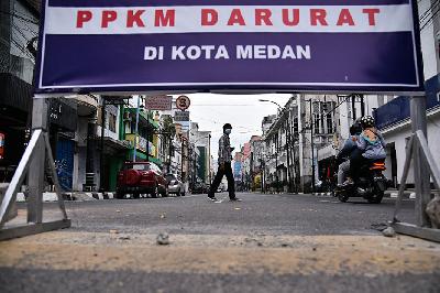 Suasana Jalan Jendral Ahmad Yani pada masa Pemberlakuan Pembatasan Kegiatan Masyarakat di Kesawan, Medan, Sumatera Utara, 22 Juli 2021.  ANTARA/Fransisco Carolio