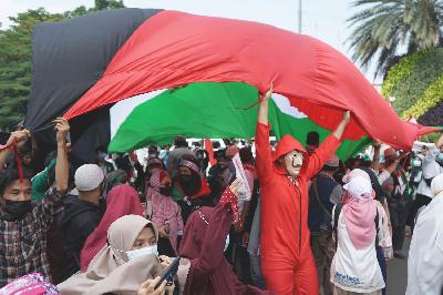 Pengunjuk rasa menggunakan topeng Money Heist Mask Salvador Dali saat melakukan aksi bela Palestina di depan Kedutaan Besar Amerika Serikat, Jakarta, 21 Mei 2021. TEMPO/Muhammad Hidayat