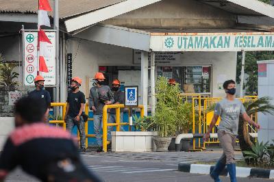 Sejumlah pekerja meninggalkan pabrik ban usai jam kerja di Bekasi, Jawa Barat, 3 September 2020. TEMPO/Hilman Fathurrahman W