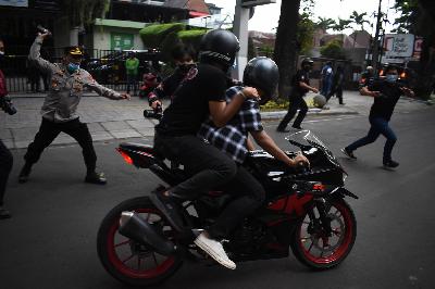 Polisi berusaha menangkap mahasiswa saat unjuk rasa menentang perpanjangan PPKM di Bandung, Jawa Barat, 21 Juli 2021. TEMPO/Prima Mulia