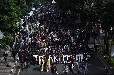 Massa melakukan unjuk rasa menentang perpanjangan PPKM di Bandung, Jawa Barat, 21 Juli 2021. TEMPO/Prima Mulia