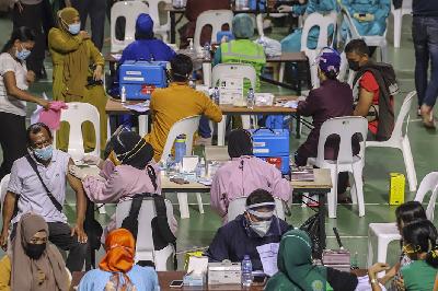 Sejumlah warga mengikuti vaksinasi massal di Sport Hall Temenggung Abdul Jamal, Batam, Kepulauan Riau, 14 Juni 2021. ANTARA/Teguh Prihatna