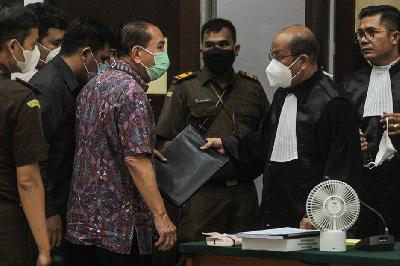 Djoko Tjandra berbincang dengan kuasa hukumnya usai menjalani sidang putusan di Pengadilan Negeri Jakarta Timur, 22 Desember 2020. TEMPO / Hilman Fathurrahman W