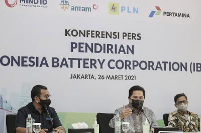Menteri BUMN Erick Thohir (tengah) melakukan konferensi pers pendirian Indonesia Battery Corporation (IBC) di kantor Kementerian BUMN, Jakarta, 3 Maret 2021. ANTARA/Dhemas Reviyanto