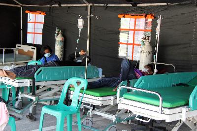 Pasien menjalani perawatan di tenda darurat Rumah Sakit Umum Daerah (RSUD) Dumai, Riau, 27 Juli 2021. ANTARA/Aswaddy Hamid