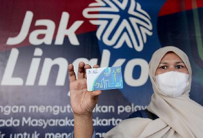 Warga menunjukkan kartu Jak Lingko saat akan menggunakan moda transportasi di Jakarta, 1 Juni 2021. ANTARA/Reno Esnir