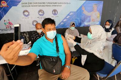 Vaksinator menyuntikkan vaksin Covid-19 Sinovac kepada warga di Banda Aceh, Aceh, 24 Juli 2021. ANTARA/Syifa Yulinnas