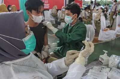 Vaksinator bersiap untuk menyuntikkan vaksin COVID-19 kepada pelajar di ekanbaru, Riau, 14 Juli 2021. ANTARA/Rony Muharrman