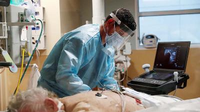 Tenaga medis memberikan perawatan kritis kepada pasien positif Covid-19 di Rumah Sakit Memorial Sarasota di Sarasota, Florida, 11 Februari 2021. REUTERS/Shannon Stapleton/File Photo