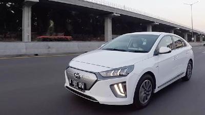 Mobil listrik Hyundai Ioniq di Jakarta, 17 Agustus 2020. TEMPO/Wawan Priyanto