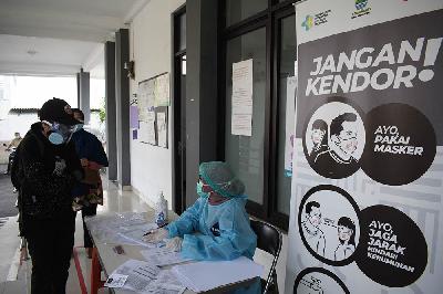 Petugas kesehatan memberi arahan saat pelacakan dan pengetesan warga dari klaster keluarga di Puskesmas Jajaway, Antapani, Bandung, 22 Juli 2021. TEMPO/Prima Mulia