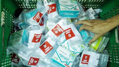Pekerja menyortir paket obat Covid-19 gratis di gerai ekspedisi pengiriman di Jalan K.S Tubun, Petamburan, Jakarta, 17 Juli 2021. TEMPO / Hilman Fathurrahman W