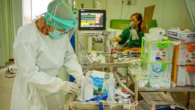 Tenaga medis menyiapkan obat untuk pasien Covid-19 di ruang ICU, RSUD Tipe D Kramat Jati, Jakarta, 8 Juli 2021. TEMPO / Hilman Fathurrahman W