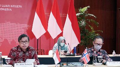 Wakil Menteri Lingkungan Hidup dan Kehutanan Alue Dohong (kiri) saat menghadiri Joint Consultation Group antara REDD+, Indonesia dan Norwegia secara daring di Jakarta, 2 Juli 2020./kemlu.go.id                              