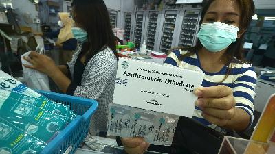 Pharmacist shows one of the Covid-19 drugs at a pharmacy in Manado, North Sulawesi, July 25. Residents who want to buy one of 11 types of Covid medicines now must bring doctor’s prescription to maintain the availability of limited drug stocks, as well as to prevent scalping.
Antara/Adwit B Pramono
