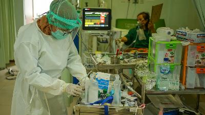 Medical workers prepare the medicine for Covid-19 patients in the Kramat Jati General Hospital, Jakarta, July 8.
Tempo/Hilman Fathurrahman W
