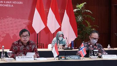 Deputy Environment and Forestry Minister Alue Dohong (left) and Deputy Foreign Minister Mahendra Siregar (right) during the online Joint Consultation Group between REDD+, Indonesia and Norway in Jakarta, July 2020.
kemlu.go.id  
