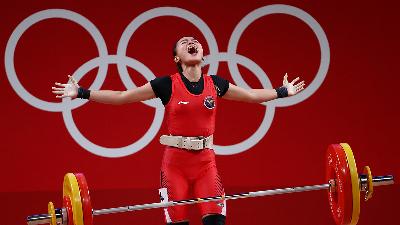 Windy Cantika Aisah reacts after a lift during Tokyo 2020 Olympics, Weightlifting Women’s 49 kilograms at Tokyo International Forum, Tokyo, Japan, July 24.
Reuters/Edgard Garrido
