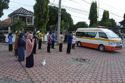 Salat jenazah dilakukan kepada tenaga keshatan yang meninggal dunia akibat COVID-19 di Puskesmas Panarukan, Situbondo, Jawa Timur, 15 Juli 2021.  ANTARA/Seno