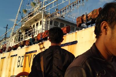 Anak buah kapal Yong Xing melihat kapal Tai Xing ketika kedua kapal saling mendistribusikan makanan di tengah laut. Istimewa